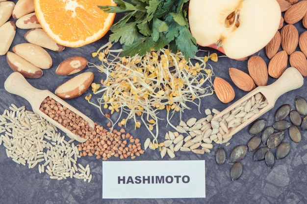 Inscripción hashimoto con alimentación beneficiosa para la glándula tiroides Ingredientes saludables como fuente de vitaminas y minerales