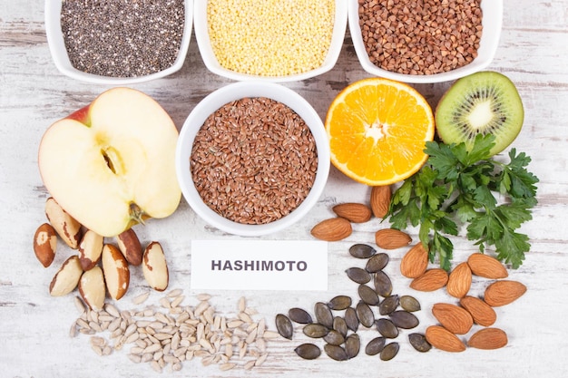 Inscripción hashimoto con productos e ingredientes como fuente de vitaminas para una tiroides saludable
