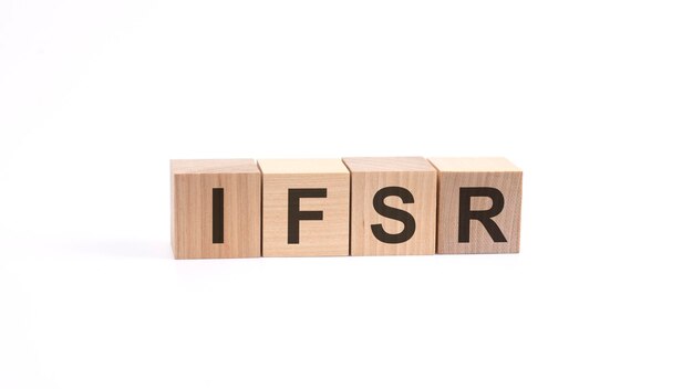 Inscripción IFSR en cubos de madera aislado sobre fondo blanco.