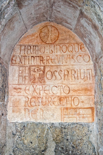 Inscripción latina medieval fuera de la iglesia italiana