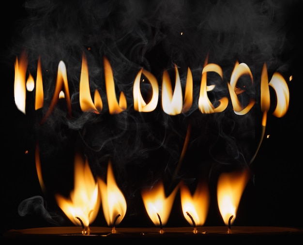 Inscripción letras de fuego de halloween