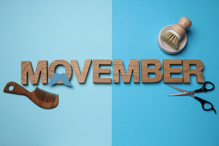 La inscripción Movember en letras de madera sobre un fondo claro