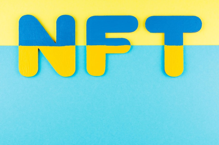 Foto inscripción nft en un fondo azul-amarillo token no fungible en los colores de la bandera ucraniana