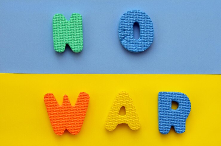 Foto la inscripción no hay guerra de las letras del alfabeto de los niños sobre un fondo amarillo azul