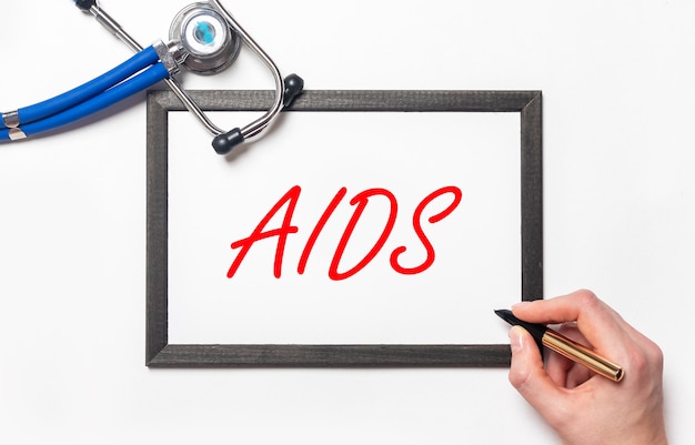 Inscripción de siglas de SIDA. enfermedad viral. concepto de salud