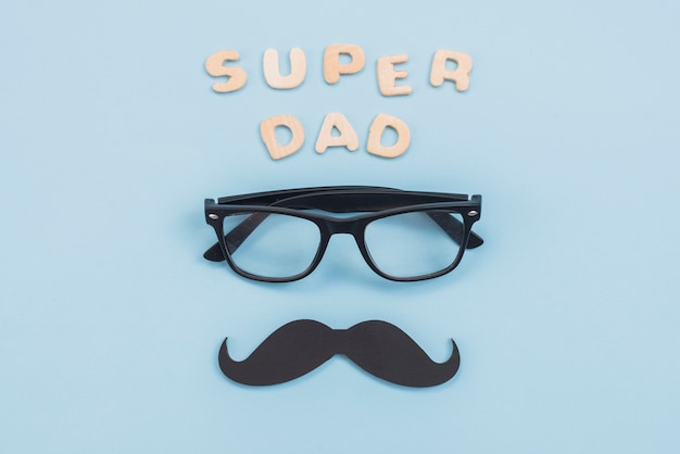 Foto inscripción de super papá con gafas y bigote negro.