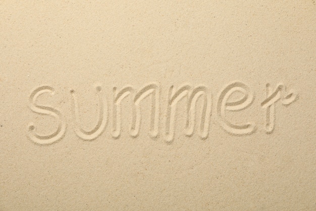 Foto inscripción verano en arena de mar, vista superior