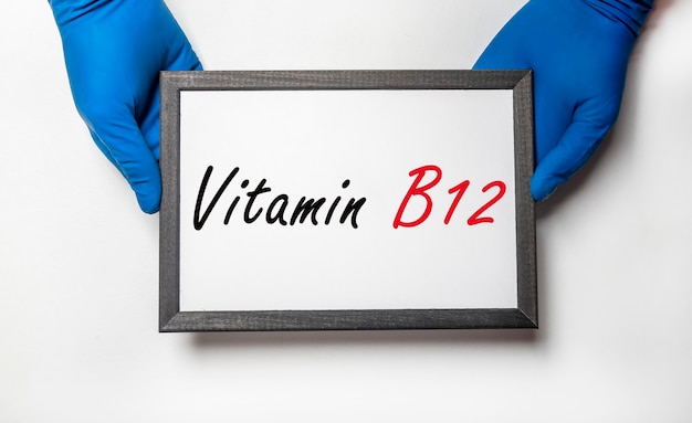 Inscripción de vitamina B12, cuidado de la salud con vitaminas.