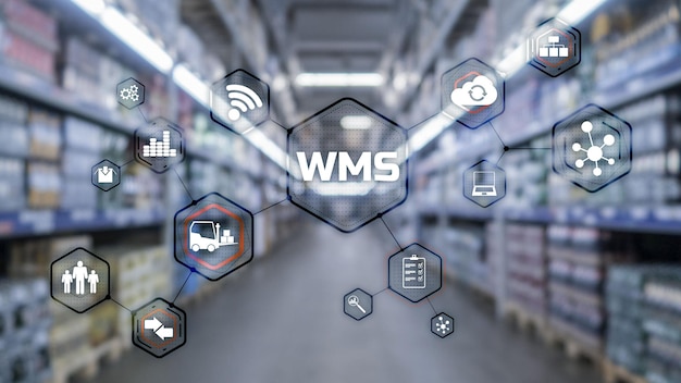 Inscripción WMS en el fondo borroso del almacén Werehouse Management System