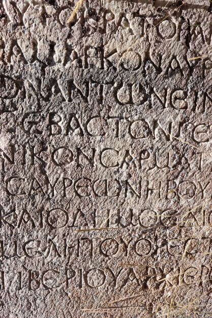 Inscripciones en el antiguo sarcófago del castillo de Konya Bozkir Zengibar
