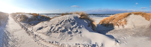 Insel Hiddensee, Norddeutschland, sandiger Eingang zum Strand über Dünen am Meer, Panoramabild