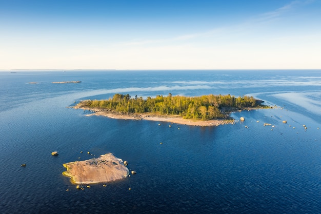 Insel in der Luftaufnahme des Finnischen Meerbusens. Ostsee