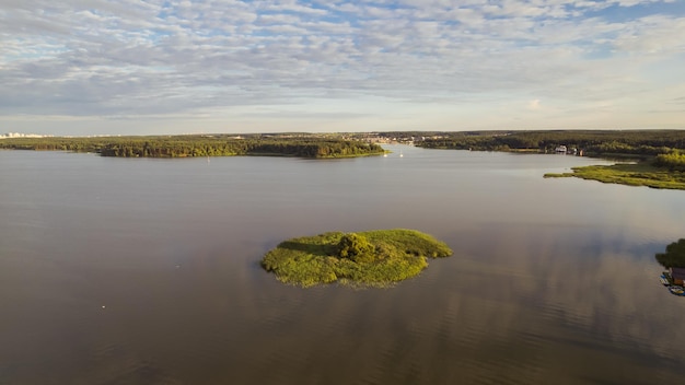 Insel in der Mitte des Sees kleine Insel mit grünem Gras bedeckt