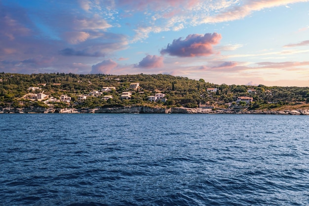 Insel Korfu mit Gebäuden, die bei Sonnenuntergang auf Hügeln verstreut sind