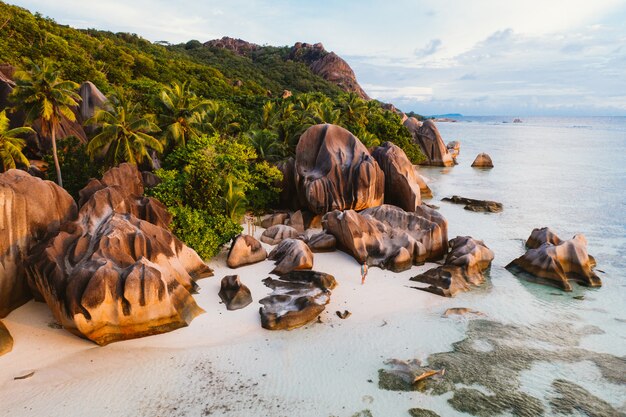 Insel "La digue" auf den Seychellen. Silberstrand mit Granitstein und Dschungel. Mann, der Urlaub genießt und sich am Strand entspannt. Luftaufnahme