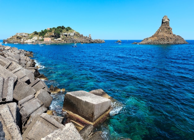 Insel Lachea an der Küste von Aci Trezza Sizilien