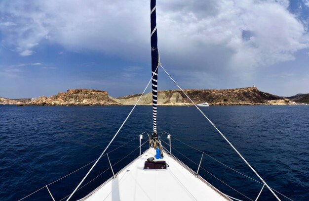 Insel Malta, Blick auf die südliche Felsenküste der Insel und die Gnejna-Bucht von einem Segelboot aus