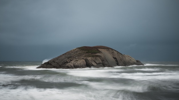 Insel mitten im durcheinandergemischten Meer