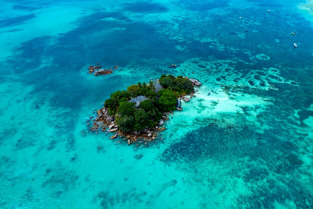 Insel Praslin, Seychellen, Paradiesstrand, Luftdrohnenpanorama, Landschaft, Anse Volbert