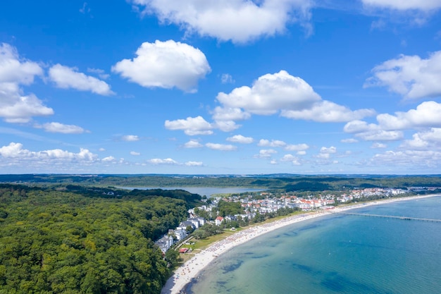 Insel Rügen in Deutschland Blick auf die Stadt Binz Ostsee Ein Bild mit einer Drohne Mehr und Wolken Bestellung für Erwachsene und Kinder Touristenort Küste Strand Deutschlsnd Eurupe