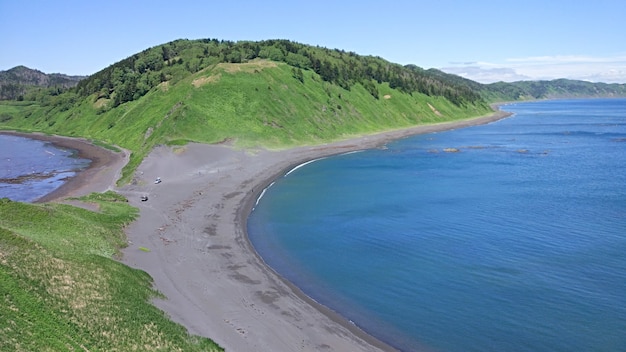 Insel Sachalin Die Klippe Meerblick grüne Hügel mit dem Meer Strand