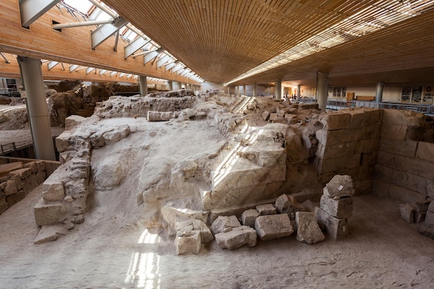 Insel Santorin, Griechenland - 28. Oktober 2016: Akrotiri Archäologische Stätte Museum Ausgrabungen. Akritiri liegt in der Nähe von Fira auf der Insel Santorin in Griechenland.