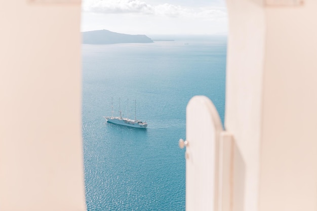 Insel Santorini, Griechenland. Weißes Tor mit Meerblick. Berühmtes Reiseziel, griechisches Luxushotel