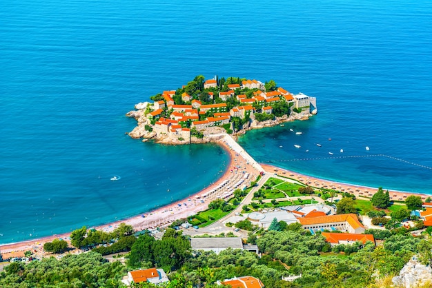 Insel Sveti Stefan in Budva an einem schönen Sommertag, Montenegro