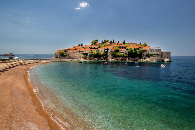 Insel Sveti Stefan in Budva an einem schönen Sommertag Montenegro