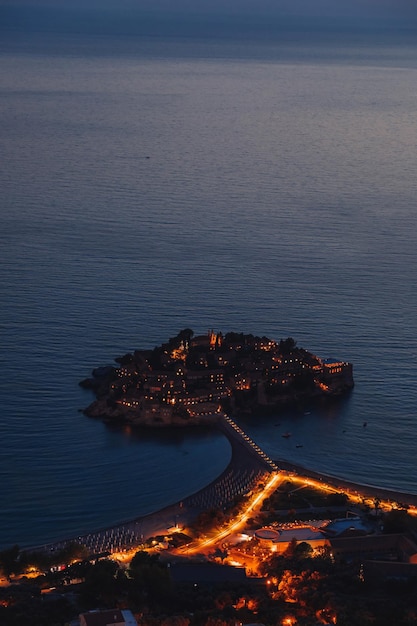 Foto insel sveti stefan in der dämmerung montenegro adria in der dämmerung