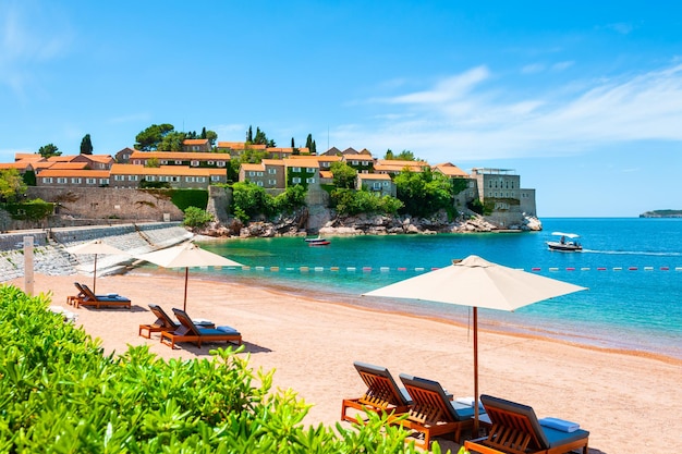 Insel Sveti Stefan mit schönem Strand in der Nähe von Budva, Montenegro. Luxusresort an der Adria. Berühmtes Reiseziel