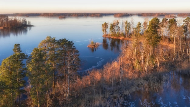 Inseln auf dem gefrorenen Vuoksa-See in der Region Leningrad nahe der Stadt Priozersk im Spätherbst, Drohnen-Luftbild