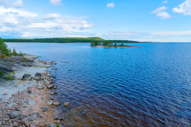 Inseln im Ladogasee. Wunderschöne Landschaft - Wasser, Kiefern und Felsbrocken.