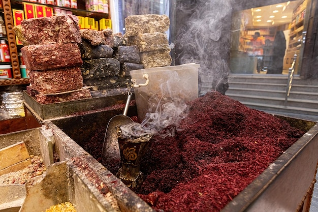 Insência árabe tradicional queimando no mercado de Jeddah