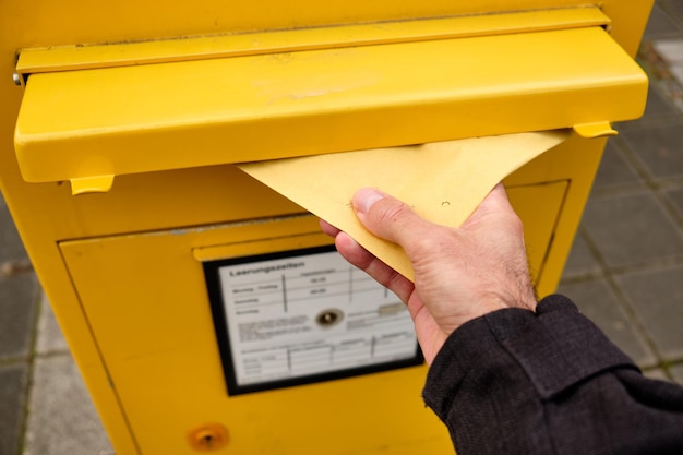 Foto inserção de carta cortada à mão na caixa de correio