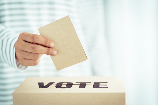 Inserção de papel pardo na caixa de votação