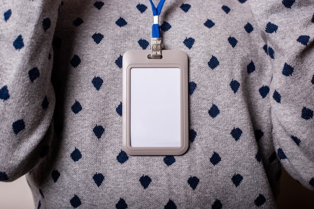 Insignia en blanco en el torso contra una pared de luz