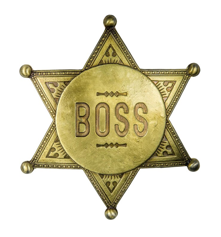 Foto insignia de chefe de latão isolado no estilo de uma estrela de xerife vintage em fundo branco