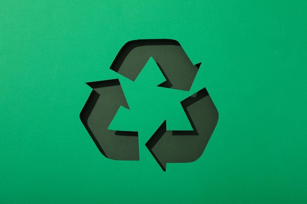 Insignia de reciclagem de materiais em fundo verde