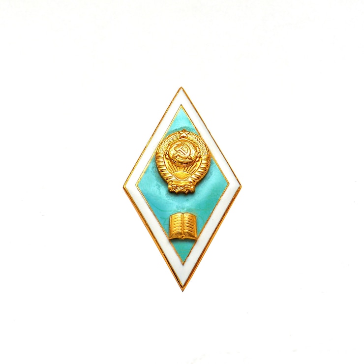 Foto insignia de la institución de educación superior de la urss