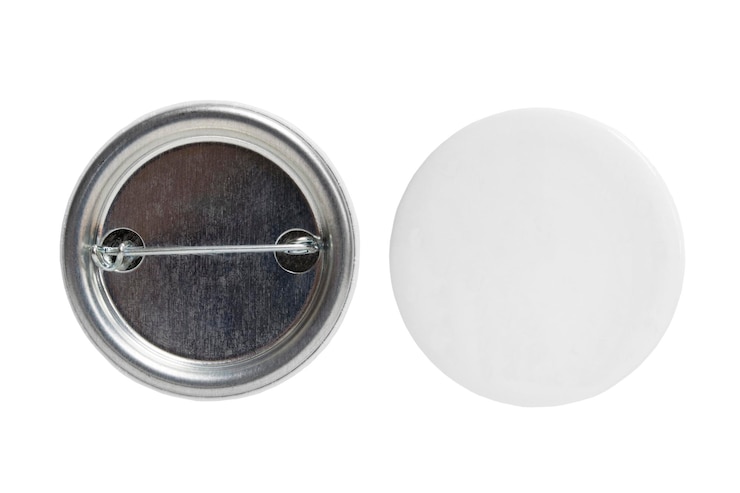 Foto insignia de pin de metal redondo blanco en blanco sobre fondo blanco