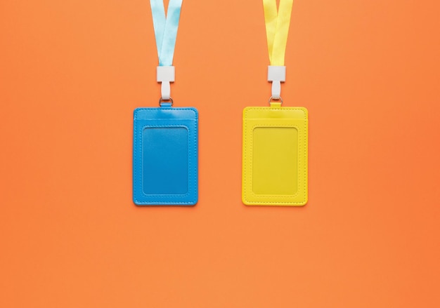 Insignias amarillas y azules en cintas sobre un fondo naranja Insignia de nombre Un dispositivo para tarjetas y tarjetas de visita Lay Flat