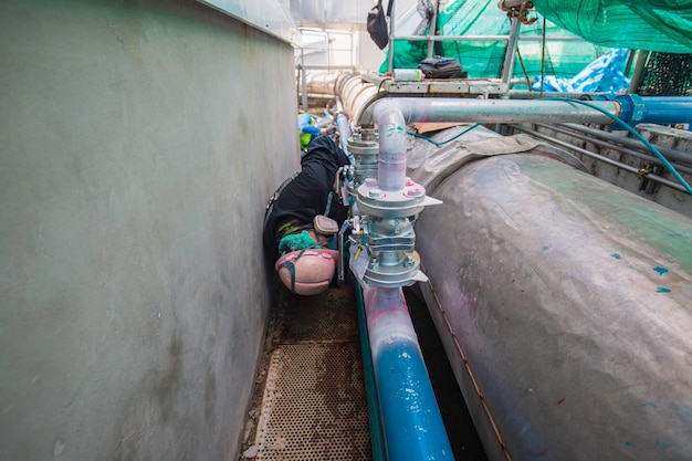 Inspeção de trabalhadores do sexo masculino, tanques e tubos de aço inoxidável vertical de espessura ultra-sônica com adega química de tanque de equipamento