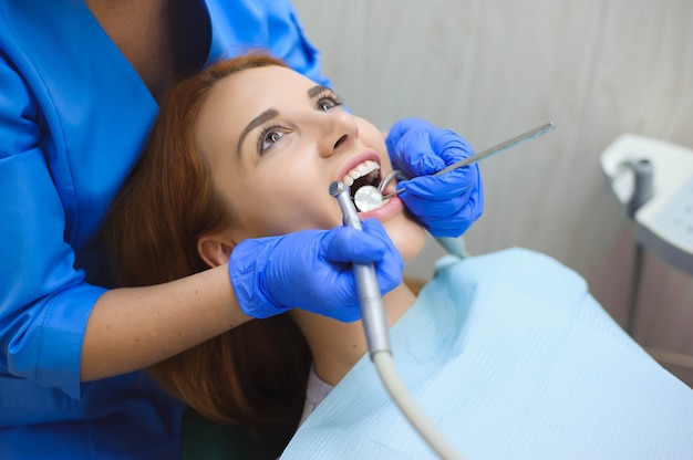 Inspeção dentária na clínica