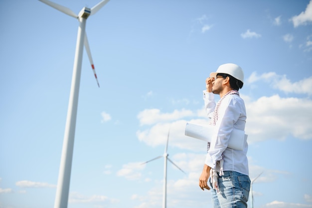 Inspeção do engenheiro do moinho de vento indiano e verificação do progresso da turbina eólica