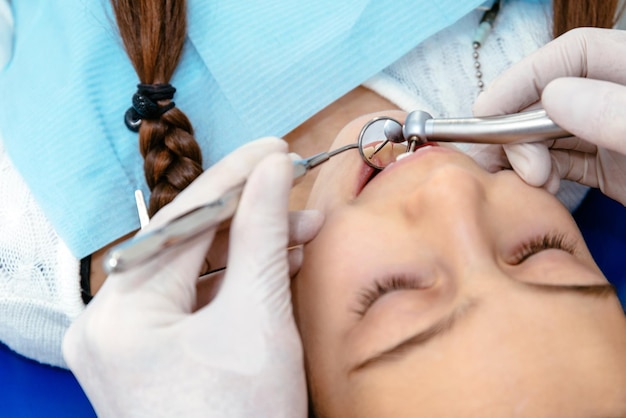 Inspeção dos dentes no dentista