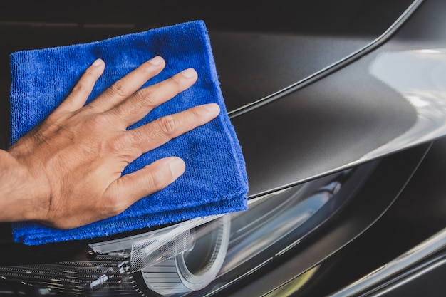 Foto inspeção e limpeza asiáticas de homem lavagem de carro de equipamento com carro cinza para limpeza de qualidade ao cliente no showroom de carro de serviço transporte automóvel transporte imagem automotiva.