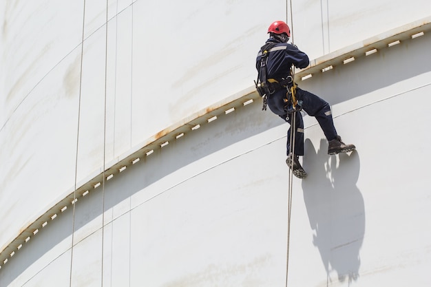 Inspección de acceso por cuerda trabajador masculino de aceite de la industria sombra del tanque de almacenamiento blanco de espesor