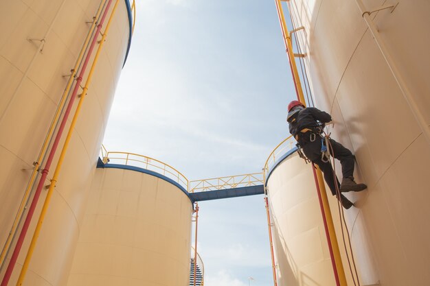 Inspección de acceso por cuerda de trabajador masculino de la industria del tanque blanco de almacenamiento de espesor