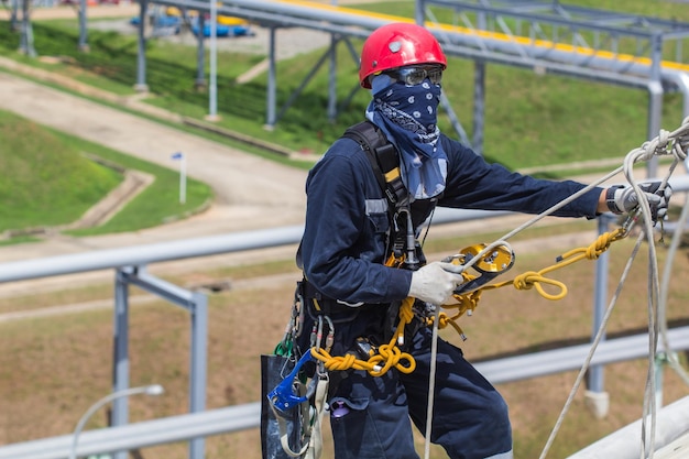 Foto inspección de acceso por cuerda de trabajador masculino